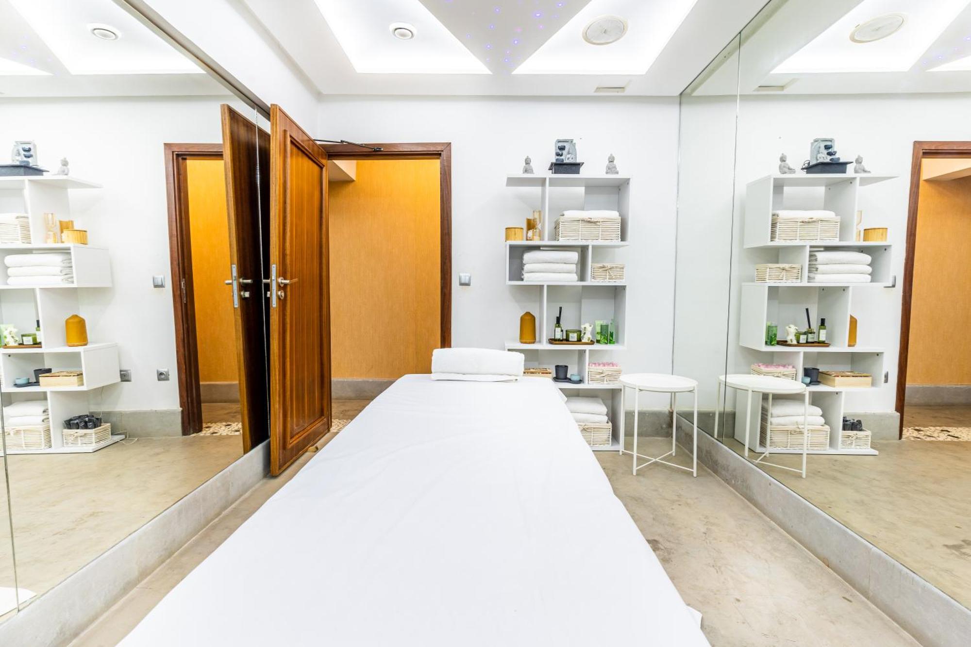 One Hotel الدار البيضاء المظهر الخارجي الصورة Treatment room at the Harley Street Clinic