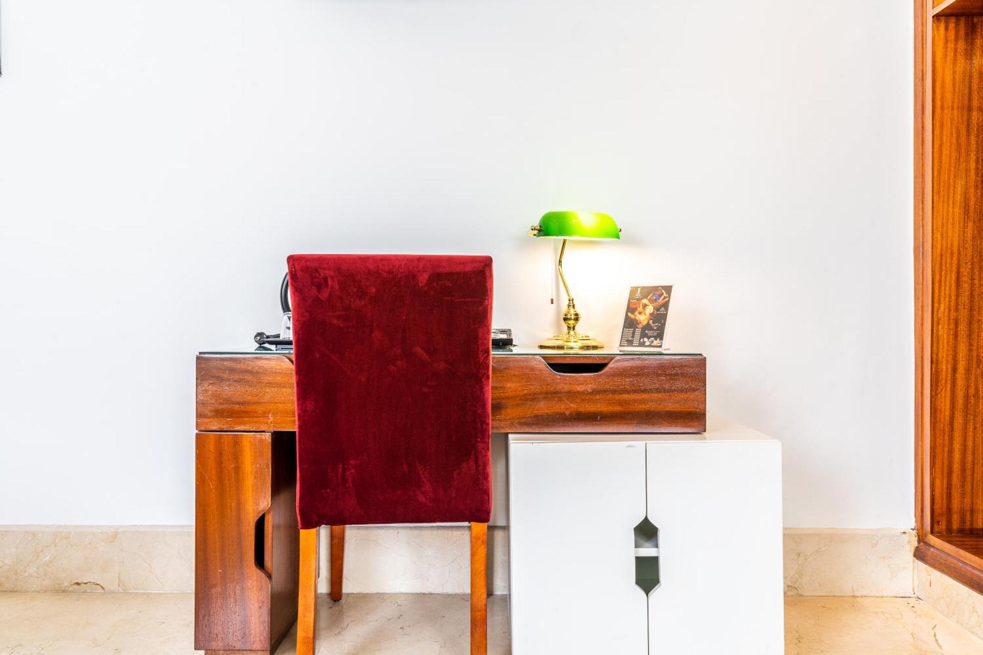 One Hotel الدار البيضاء المظهر الخارجي الصورة A desk with a green table lamp