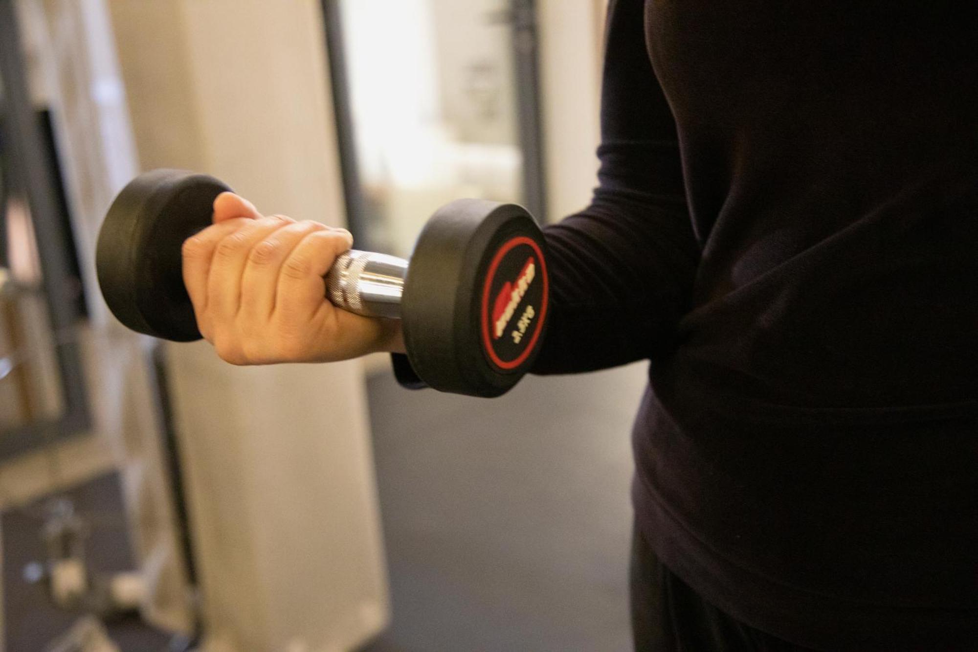 One Hotel الدار البيضاء المظهر الخارجي الصورة A man lifting a dumbbell
